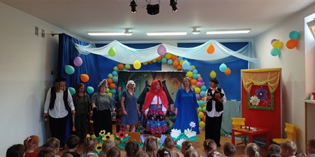 Powiększ grafikę: Na zdjęciu panie z Krainy Bajek podczas teatrzyku "Czerwony Kapturek"