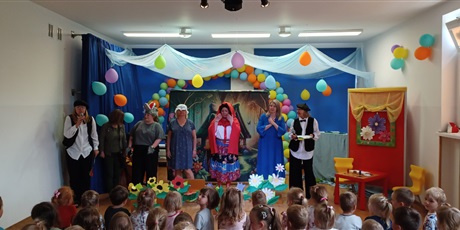 Powiększ grafikę: teatrzyk-czerwony-kapturek-w-wykonaniu-pan-z-krainy-bajek-626717.jpg
