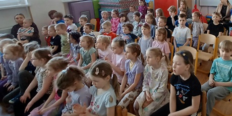 Powiększ grafikę: Teatrzyk pt. "Wojtek strażak" w wykonaniu aktorów Teatru Duet - na zdjęciu widownia