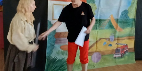 Powiększ grafikę: Teatrzyk pt. "Wojtek strażak" w wykonaniu aktorów Teatru Duet - na zdjęciu aktorzy