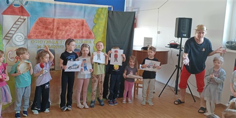 Powiększ grafikę: Teatrzyk pt. "Wojtek strażak" w wykonaniu aktorów Teatru Duet