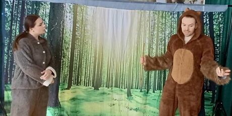 Powiększ grafikę: Na zdjęciu aktorzy i scenografia