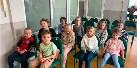 Powiększ grafikę: Dzieci na krzesełkach w Maciusiu czekają na przedstawienie