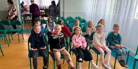 Powiększ grafikę: Dzieci na krzesełkach w Maciusiu czekają na przedstawienie