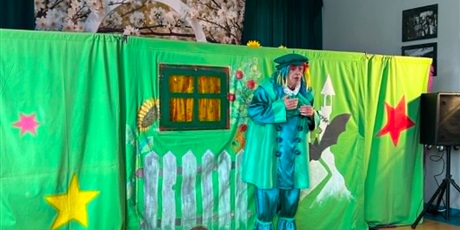 Powiększ grafikę: Na zdjęciu aktor z Teatru Rozmaitości, dekoracja