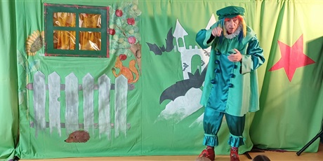 Powiększ grafikę: Na zdjęciu aktor z Teatru Rozmaitości, dekoracja