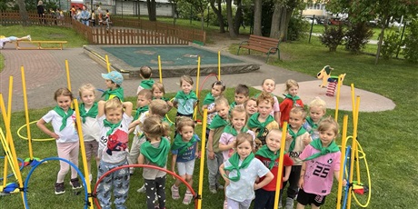 Powiększ grafikę: Na zdjęciu grupka dzieci biorąca udział w spartakiadzie