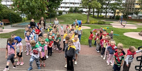 Powiększ grafikę: Na zdjęciu grupka dzieci biorąca udział w spartakiadzie - dzieci w szeregach czekają na zadania sportowe