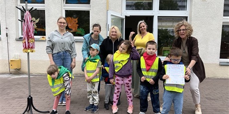 Powiększ grafikę: Na zdjęciu grupka dzieci z Przedszkola nr 40 ze swoimi paniami