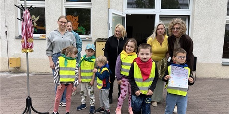 Powiększ grafikę: Na zdjęciu grupka dzieci z Przedszkola nr 40 ze swoimi paniami
