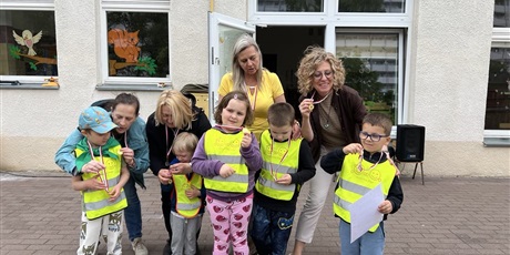 Powiększ grafikę: Na zdjęciu grupka dzieci z Przedszkola nr 40 ze swoimi paniami