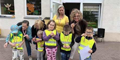Powiększ grafikę: Na zdjęciu grupka dzieci z Przedszkola nr 40 ze swoimi paniami
