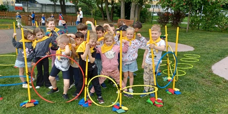 Powiększ grafikę: Na zdjęciu grupa dzieci 