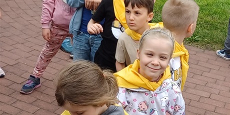 Powiększ grafikę: Na zdjęciu grupa dzieci 