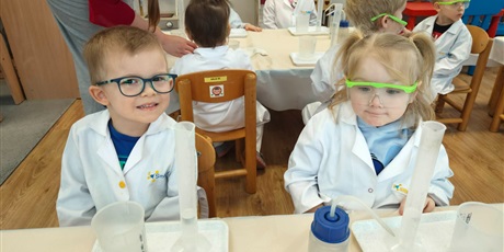 Powiększ grafikę: Krasnoludki - zajęcia chemiczne