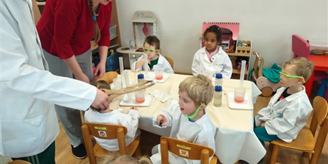 Powiększ grafikę: Krasnoludki - zajęcia chemiczne