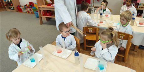 Powiększ grafikę: Krasnoludki - zajęcia chemiczne