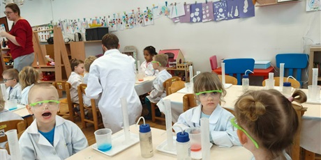 Powiększ grafikę: Krasnoludki - zajęcia chemiczne