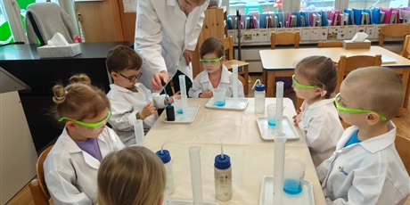 Powiększ grafikę: Krasnoludki - zajęcia chemiczne