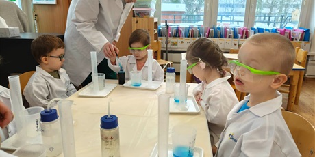 Powiększ grafikę: Krasnoludki - zajęcia chemiczne