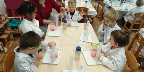 Powiększ grafikę: Krasnoludki - zajęcia chemiczne