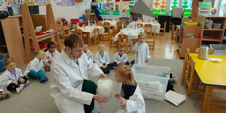 Powiększ grafikę: Krasnoludki - zajęcia chemiczne