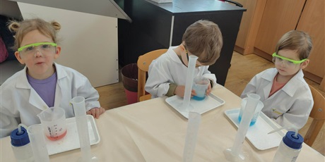 Powiększ grafikę: Krasnoludki - zajęcia chemiczne