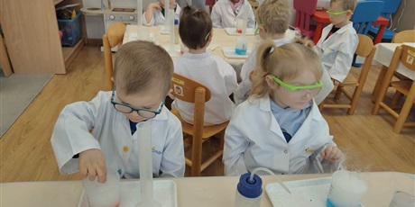 Powiększ grafikę: Krasnoludki - zajęcia chemiczne