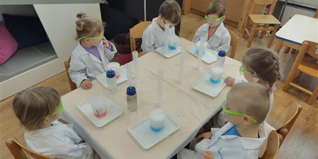 Powiększ grafikę: Krasnoludki - zajęcia chemiczne