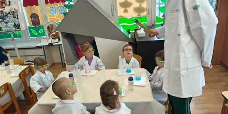 Powiększ grafikę: Krasnoludki - zajęcia chemiczne