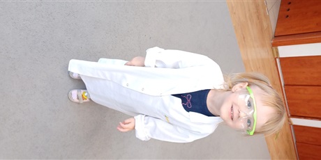 Powiększ grafikę: Dziecko z grupy I w białym fartuchu podczas zajęć chemicznych