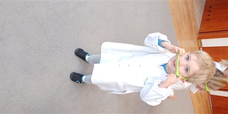 Powiększ grafikę: Dziecko z grupy I w białym fartuchu podczas zajęć chemicznych