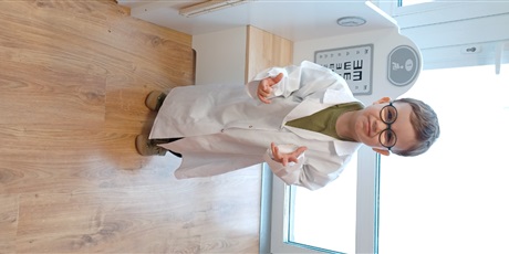 Powiększ grafikę: Dziecko z grupy I w białym fartuchu podczas zajęć chemicznych