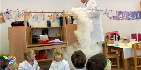 Powiększ grafikę: Bajkoludki - zajęcia chemiczne