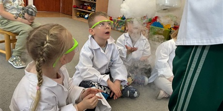 Powiększ grafikę: Bajkoludki - zajęcia chemiczne