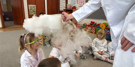 Powiększ grafikę: Bajkoludki - zajęcia chemiczne