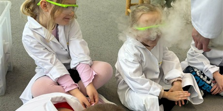 Powiększ grafikę: Bajkoludki - zajęcia chemiczne