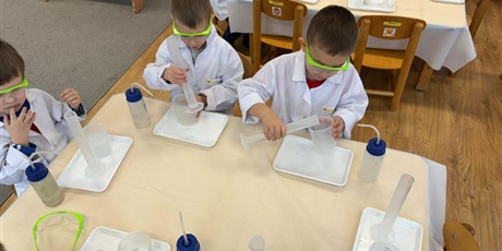 Powiększ grafikę: Bajkoludki - zajęcia chemiczne