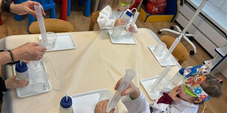 Powiększ grafikę: Bajkoludki - zajęcia chemiczne