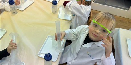 Powiększ grafikę: Bajkoludki - zajęcia chemiczne