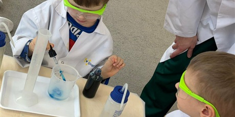 Powiększ grafikę: Bajkoludki - zajęcia chemiczne