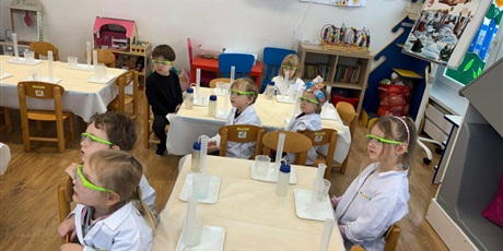 Powiększ grafikę: Bajkoludki - zajęcia chemiczne