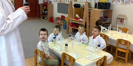 Powiększ grafikę: Bajkoludki - zajęcia chemiczne