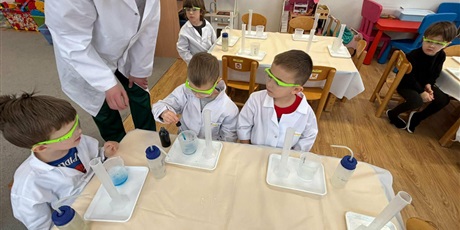 Powiększ grafikę: Bajkoludki - zajęcia chemiczne