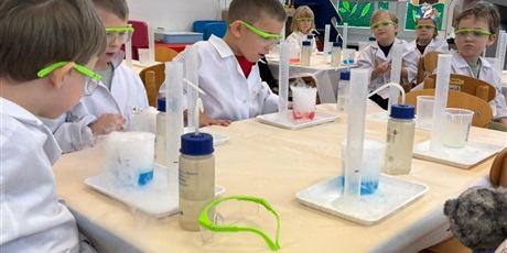 Powiększ grafikę: Bajkoludki - zajęcia chemiczne