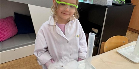 Powiększ grafikę: Bajkoludki - zajęcia chemiczne