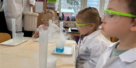 Powiększ grafikę: Bajkoludki - zajęcia chemiczne