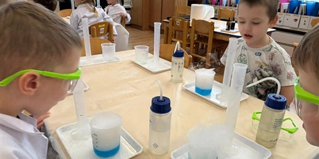 Powiększ grafikę: Bajkoludki - zajęcia chemiczne