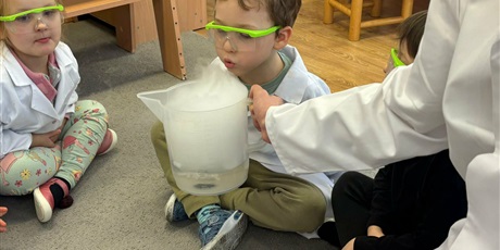 Powiększ grafikę: Bajkoludki - zajęcia chemiczne