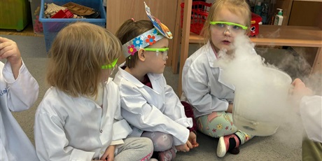 Powiększ grafikę: Bajkoludki - zajęcia chemiczne